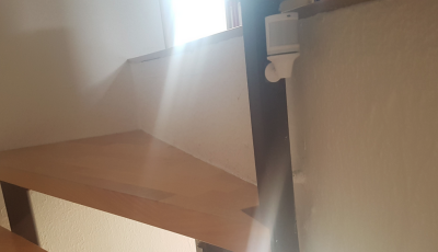 Kleiner Bewegungssensor im Treppenhaus